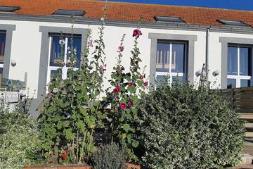 Gîte pour 4 personnes, avec terrasse ainsi que piscine et balcon/terrasse, animaux acceptés à Sallertaine