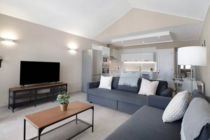 Apartamento entero, Apartamento de vacaciones 'Playa Flamingo 19' con vistas al mar, piscina compartida y terraza in Playa Blanca, Yaiza