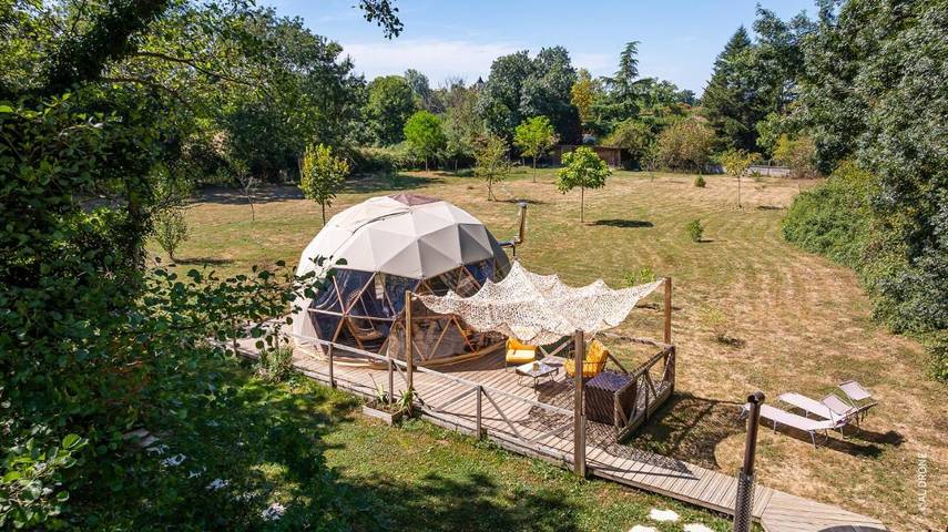 Tente pour 2 personnes, avec Jacuzzi ainsi que Terrasse et Jardin