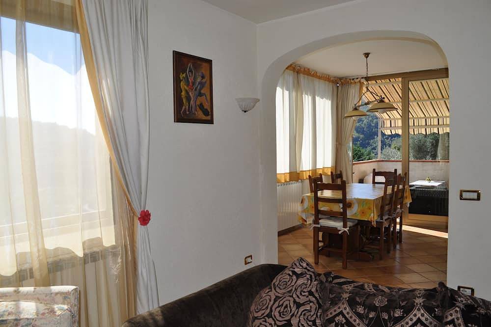 Villa Monrepos con piscina e vista sul mare e montagna in Dolceacqua, Alpi Liguri