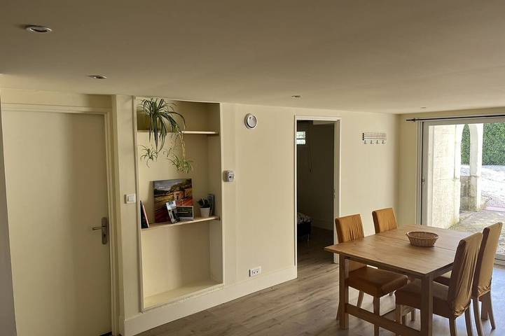 Gîte pour 2 personnes, avec piscine ainsi que terrasse et jardin à Ladoix-Serrigny