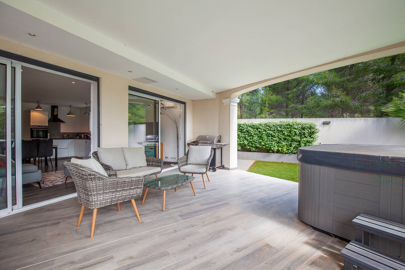 Appartement entier, Appartement 'Havre De Paix 500m De La Mer' avec Terrasse Privée, Wi-Fi et Climatisation in Sausset-les-Pins, Région d'Istres