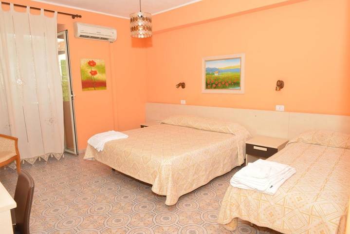 Location de vacances pour 5 personnes, avec piscine ainsi que jardin et vue, animaux acceptés à Milazzo - 4