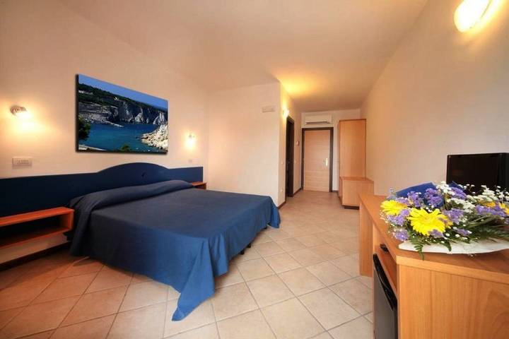 Location de vacances pour 2 personnes, avec terrasse ainsi que vue et jardin à Peschici - 4