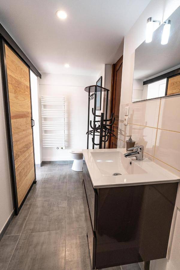 Location de vacances pour 2 personnes, avec vue sur le lac ainsi que jardin et vue à Chemillé-sur-Indrois - 4