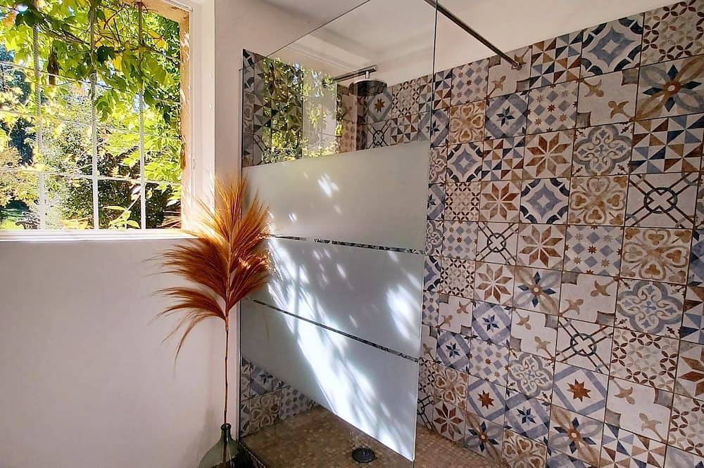 Studio with private garden Aix-Luberon-Verdon * Dinner and Jacuzzi extra in Peyrolles-en-Provence, Aix-en-Provence region