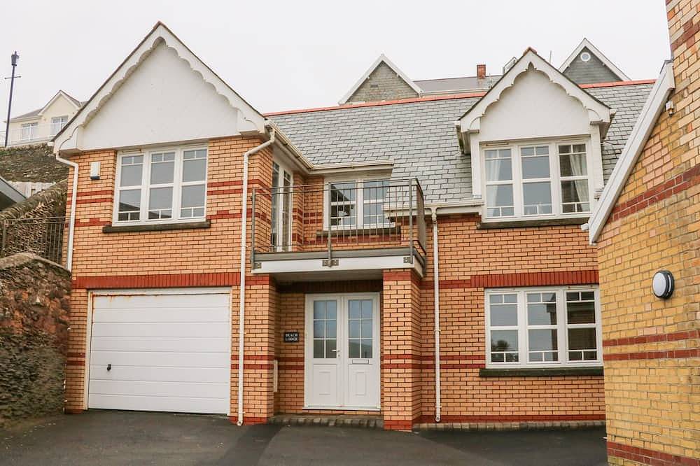 Beach Lodge, family friendly, country holiday cottage in Woolacombe in Woolacombe, Devon