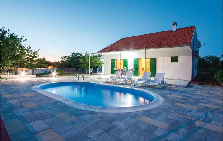 Ferienhaus für 6 Personen, mit Terrasse in Grad Šibenik