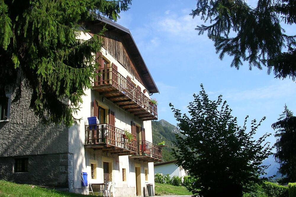 Geheel appartement, First row to the lake for 5 people in Idro, Garda Bergen