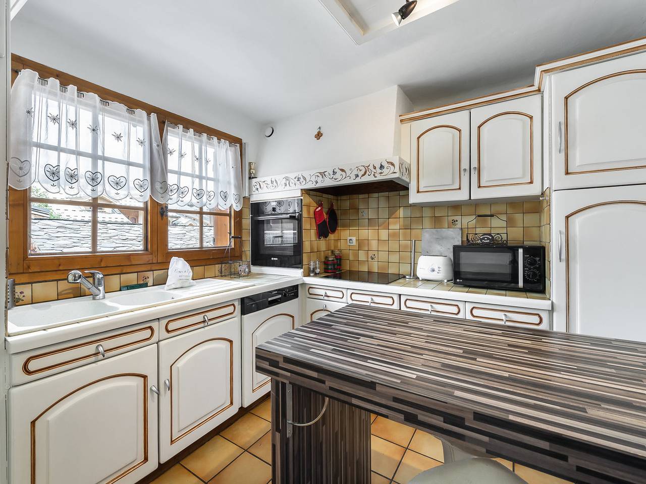 Family Chalet in Central Courchevel le Praz - Sleeps 8, Close to Slopes, South-Facing Terrace in Le Praz, Saint-Bon-Tarentaise