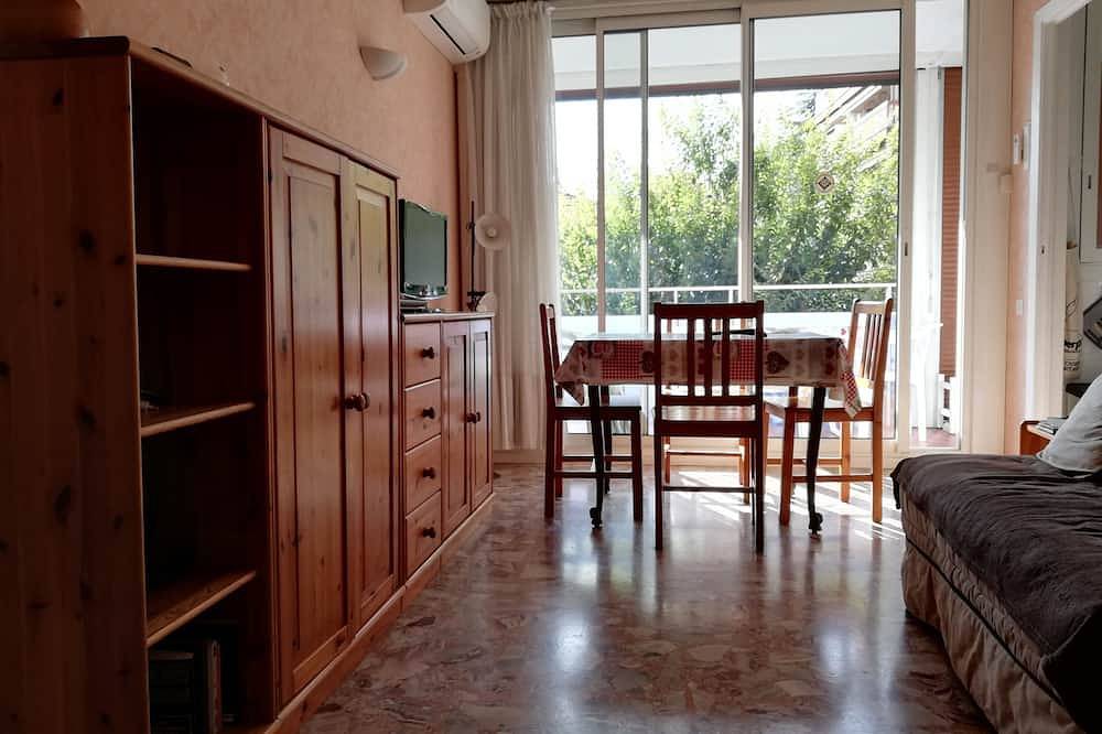 Appartement entier, Studio de 27 m2 + loggia 7 m2, clim, parking privé, vue latérale mer, 100m mer in Roquebrune-Cap-Martin, Côte méditerranéenne (France)