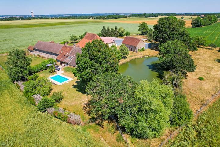 Location de vacances pour 30 personnes, avec piscine et jardin à Poilly-lez-Gien