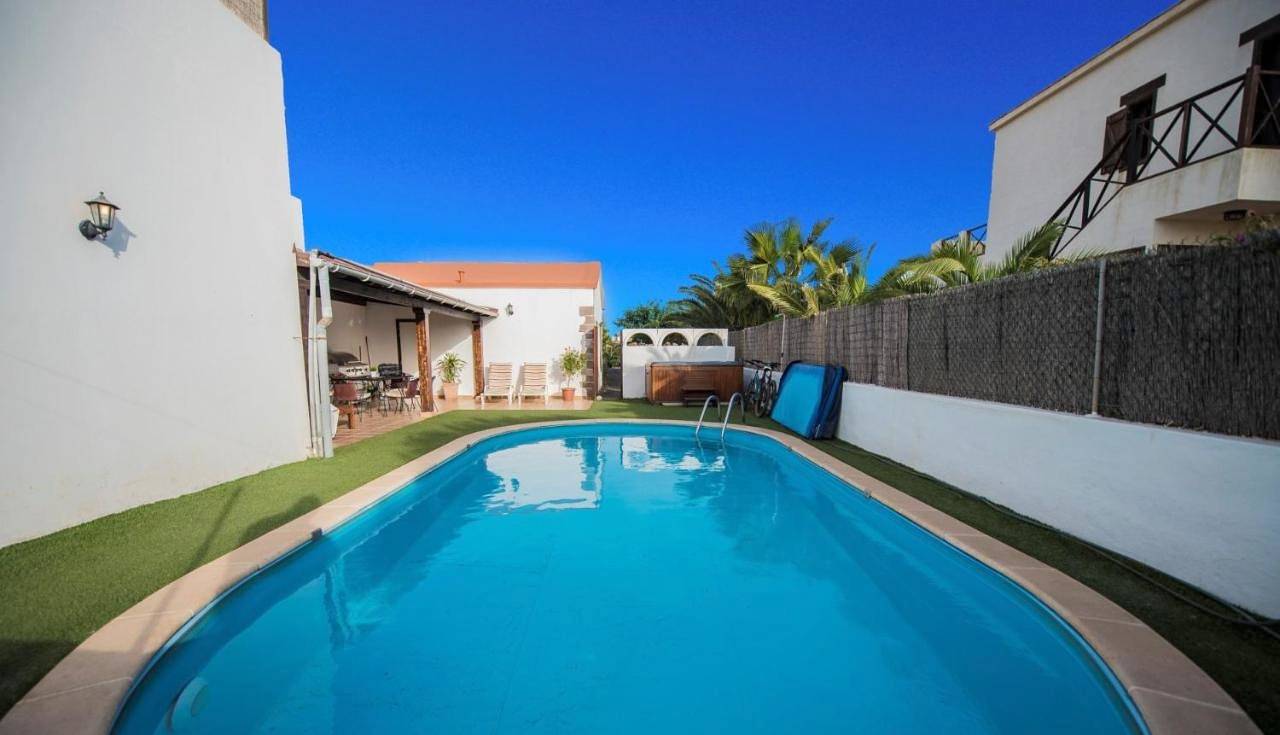 Villatommy heated pool, hottub, fast wifi in Lajares, La Oliva