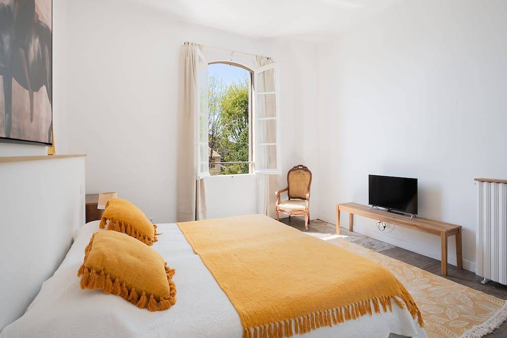 Magnifique maison,  parc, piscine, centre village, plages 15 min in Saint-Laurent-d'Aigouze, Côte d'Améthyste