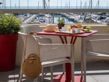 Hôtel pour 3 personnes, avec terrasse dans Port de Menton Garavan