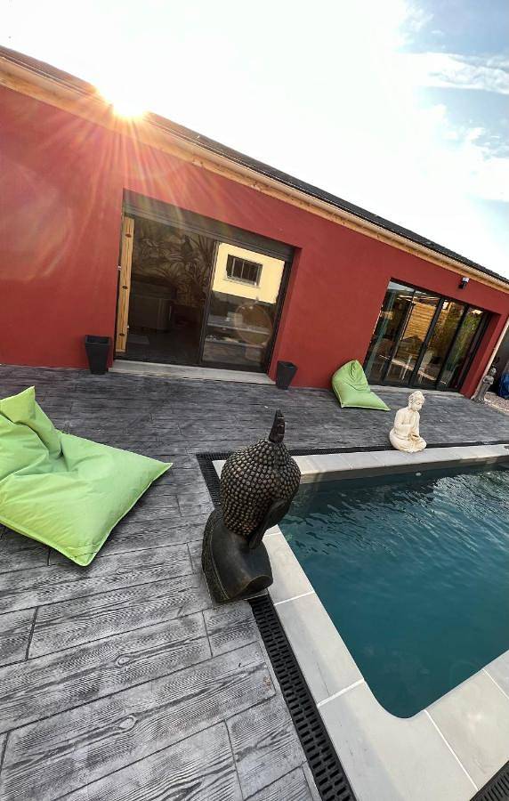 Maison d’hôte pour 2 personnes, avec Jacuzzi et Terrasse ainsi que Jardin et Piscine