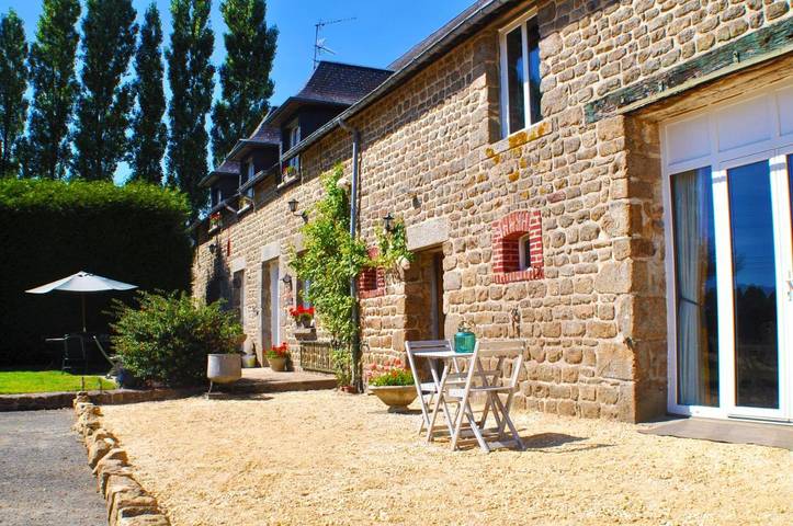 Location de vacances pour 14 personnes, avec vue ainsi que jardin et piscine à Fougerolles-du-Plessis - 2