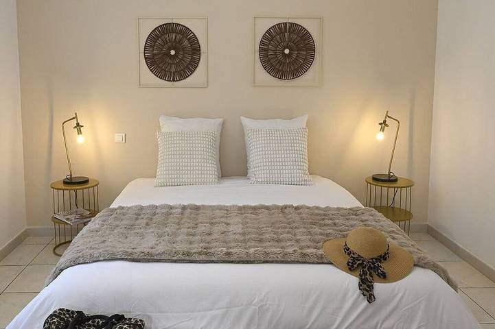 Villa des Amis with jacuzzi and swimming pool near the Alpilles and Luberon mountains in Sorgues, Vaucluse