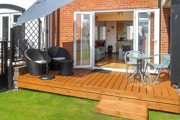 Log Cabin for 4 People in Wroxham, Norfolk, Photo 4