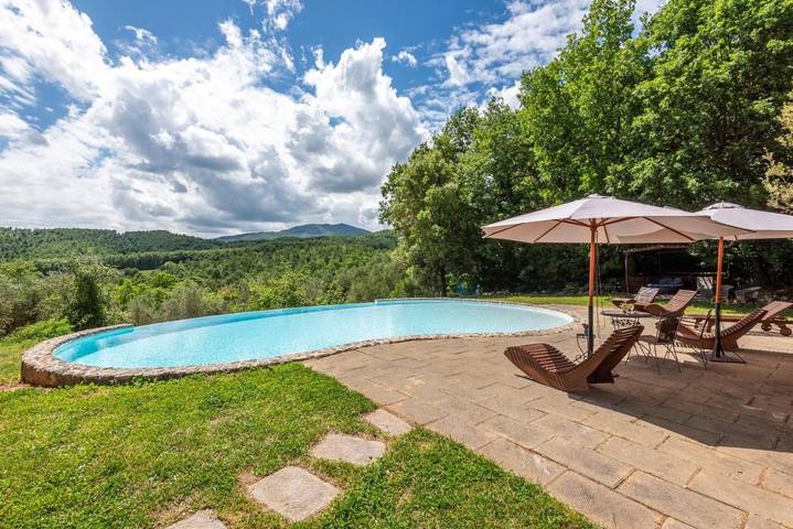 Agriturismo per 7 persone, con balcone e giardino nonché piscina, adatto a famiglie con bambini in Chiusdino