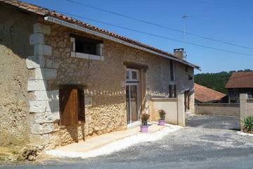 Gîte pour 6 personnes, avec jacuzzi ainsi que terrasse et jardin à Saint-Germain-du-Salembre