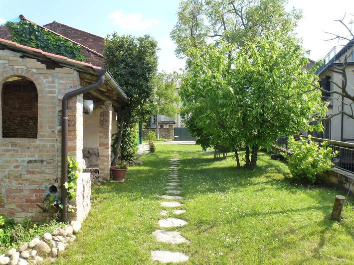 Moderna casa de vacaciones en Montello con jardín in Volpago del Montello, Provincia de Treviso