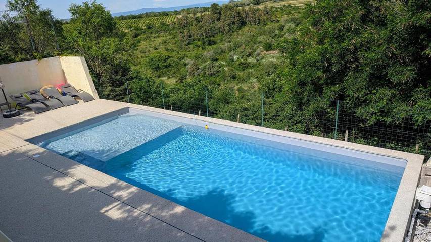 Location de vacances pour 2 personnes, avec Terrasse et Jardin ainsi que Piscine et Vue à Uzer