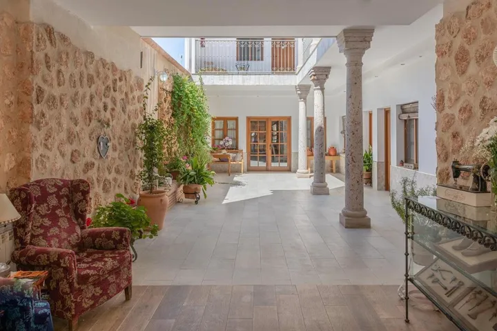 Hotel para 4 personas, con piscina además de jacuzzi y jardín - 1