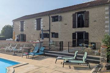 Location de vacances pour 10 personnes, avec jardin à Aulnay