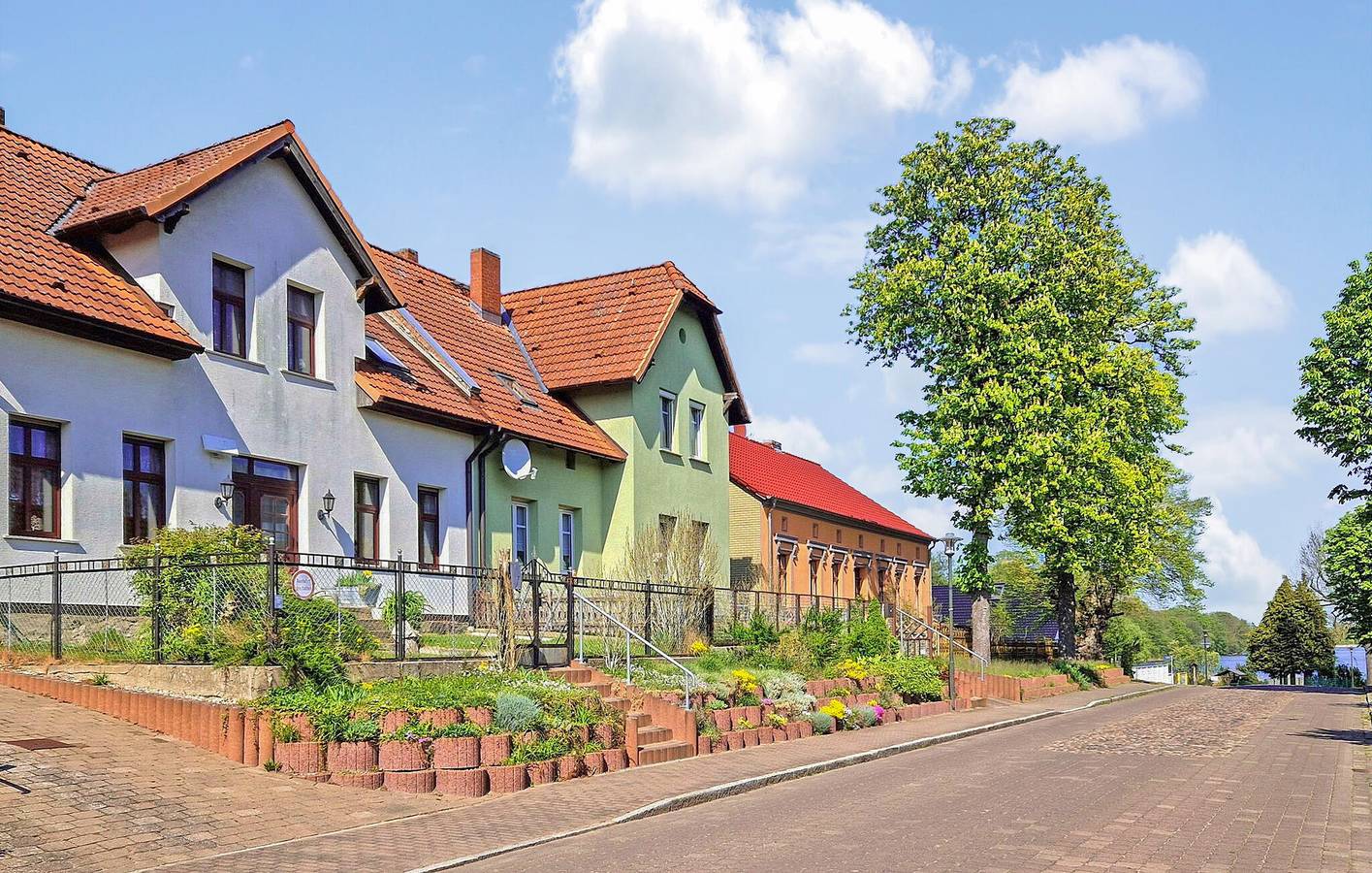 Ganze Ferienwohnung, Gemütliches Obergeschoss-Apartment mit Parkplatz, Garten & Internet - 1,5km zum Canow Center in Kleinzerlang, Rheinsberg