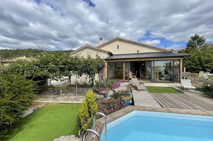 Location de vacances pour 4 personnes, avec terrasse et jardin à Saint-Paul-le-Jeune