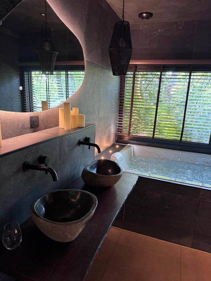 Location de vacances pour 4 personnes, avec piscine et sauna ainsi que jardin et vue à Turenne - 2