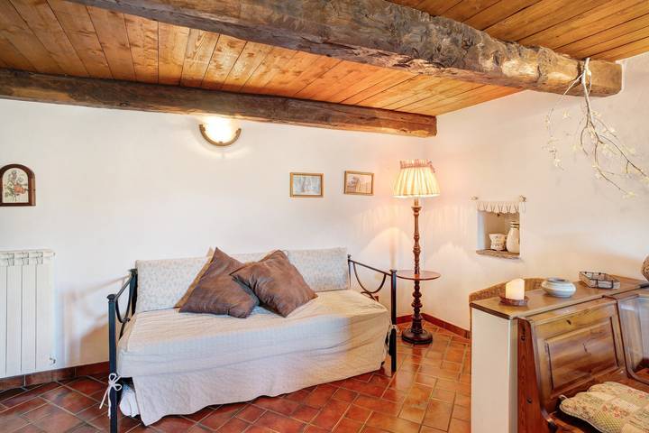 Appartamento intero, Appartamento Antico Granaio con vista sulle montagne, piscina in comune, giardino e Wi-Fi in Vessalico, Alpi Liguri