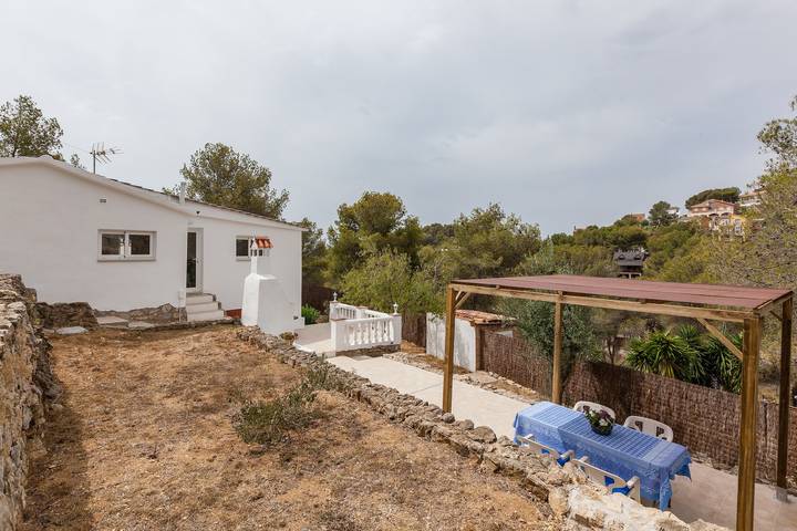 Casa de vacaciones "Casita Palmeras" con vistas a la montaña, jardín privado y Wi-Fi in Canyelles (Barcelona), Garraf