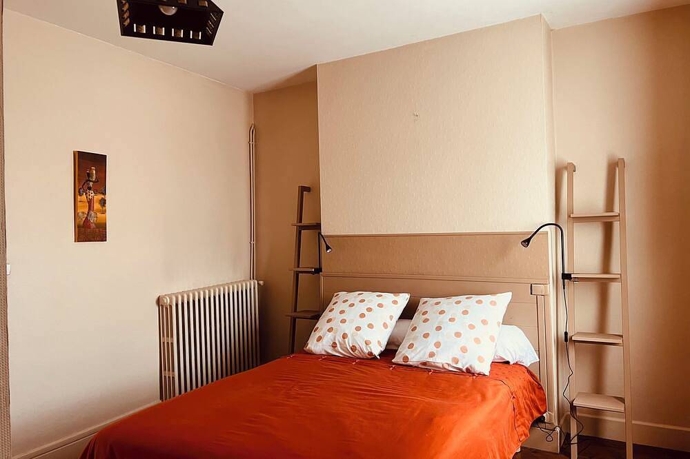 Appartement entier, Joli duplex plein centre avec stationnement dans un parking sécurisé sur demande in Issoire, Région de Besse-et-Saint-Anastaise