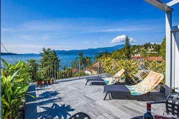 Gîte pour 4 personnes, avec vue sur le lac ainsi que terrasse et piscine à Ghiffa