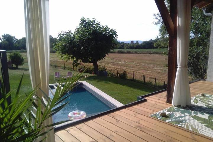 Gîte pour 4 personnes, avec jardin ainsi que piscine et vue à Genouilleux