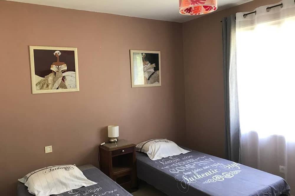 House with independent studio and pool in a village in the heart of the Alpilles in Paradou, Arles region