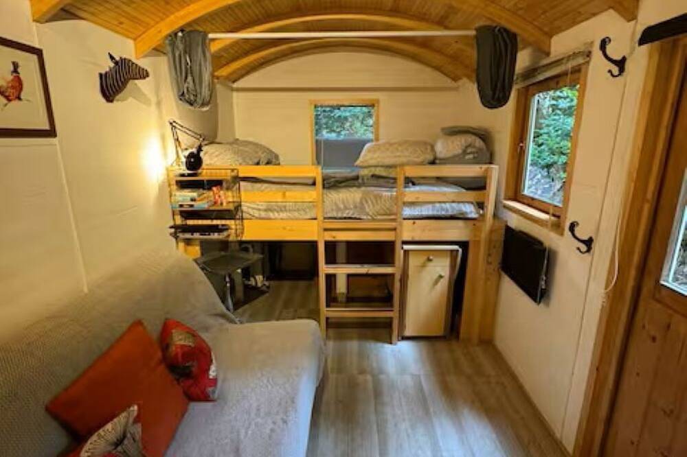 Shepherds Hut In Sylvan Woodland Setting. Walk to nature reserve + river stour in Bournemouth, South West England