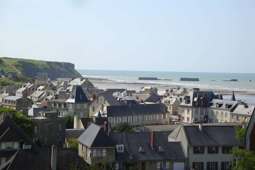 Entire apartment, Modern Bayeux Hideaway in Bayeux, Bayeux region