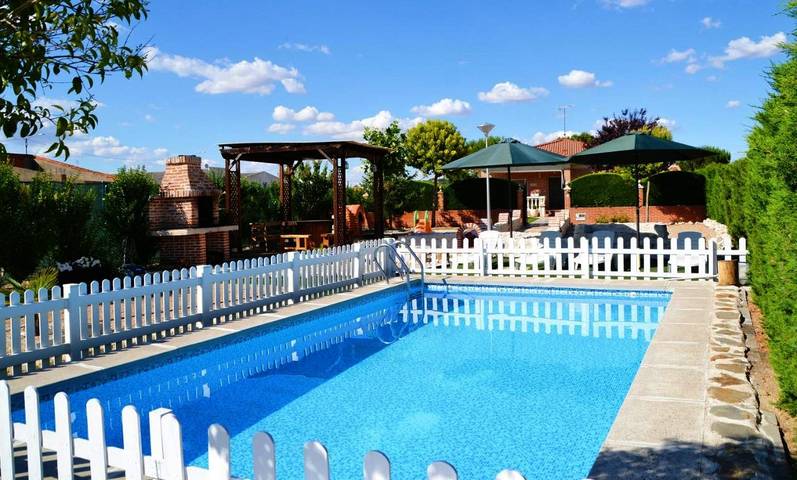 Apartamento para 9 personas, con Terraza y Jardín además de Piscina y Vistas en Olmedo (Spain)