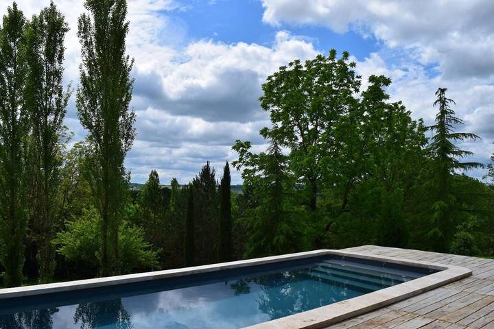 Location de vacances pour 6 personnes, avec piscine à Cherveix-Cubas