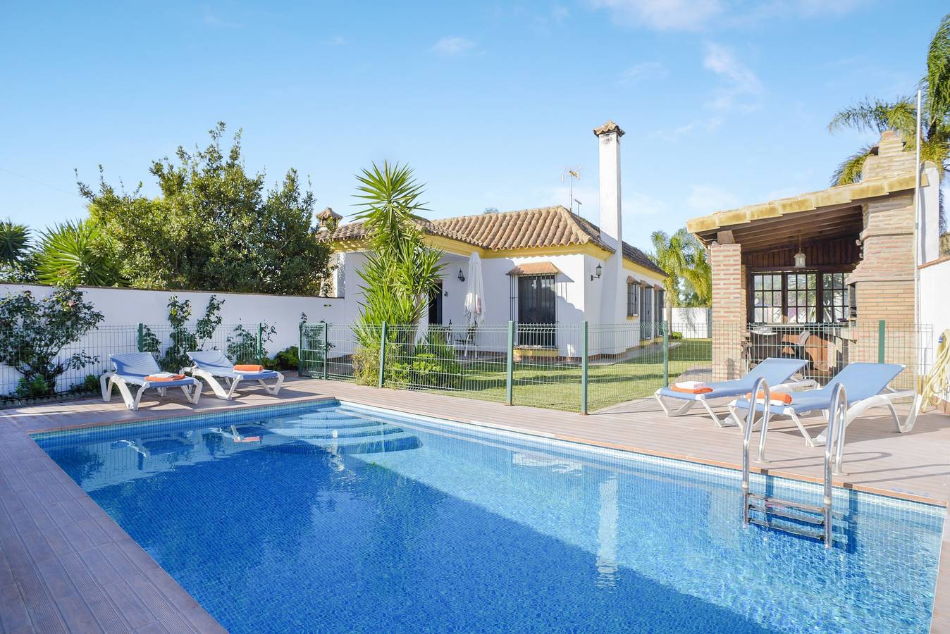 Tranquilla Casa Villanueva 2 con piscina privata, terrazza, giardino e Wi-Fi in Conil de la Frontera, Costa de la Luz