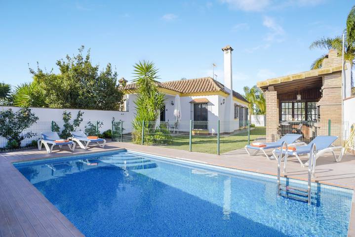 Tranquilla Casa Villanueva 2 con piscina privata, terrazza, giardino e Wi-Fi in Conil de la Frontera, Costa de la Luz