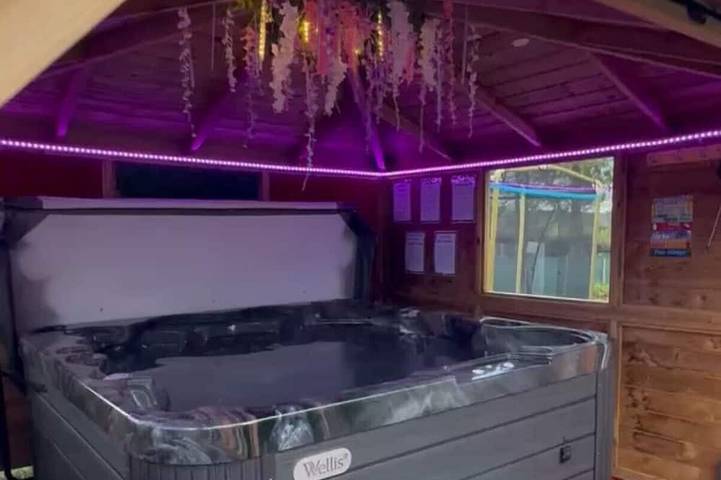 Holiday home for 6 people, with hot tub and garden, with pets in Loch Lomond