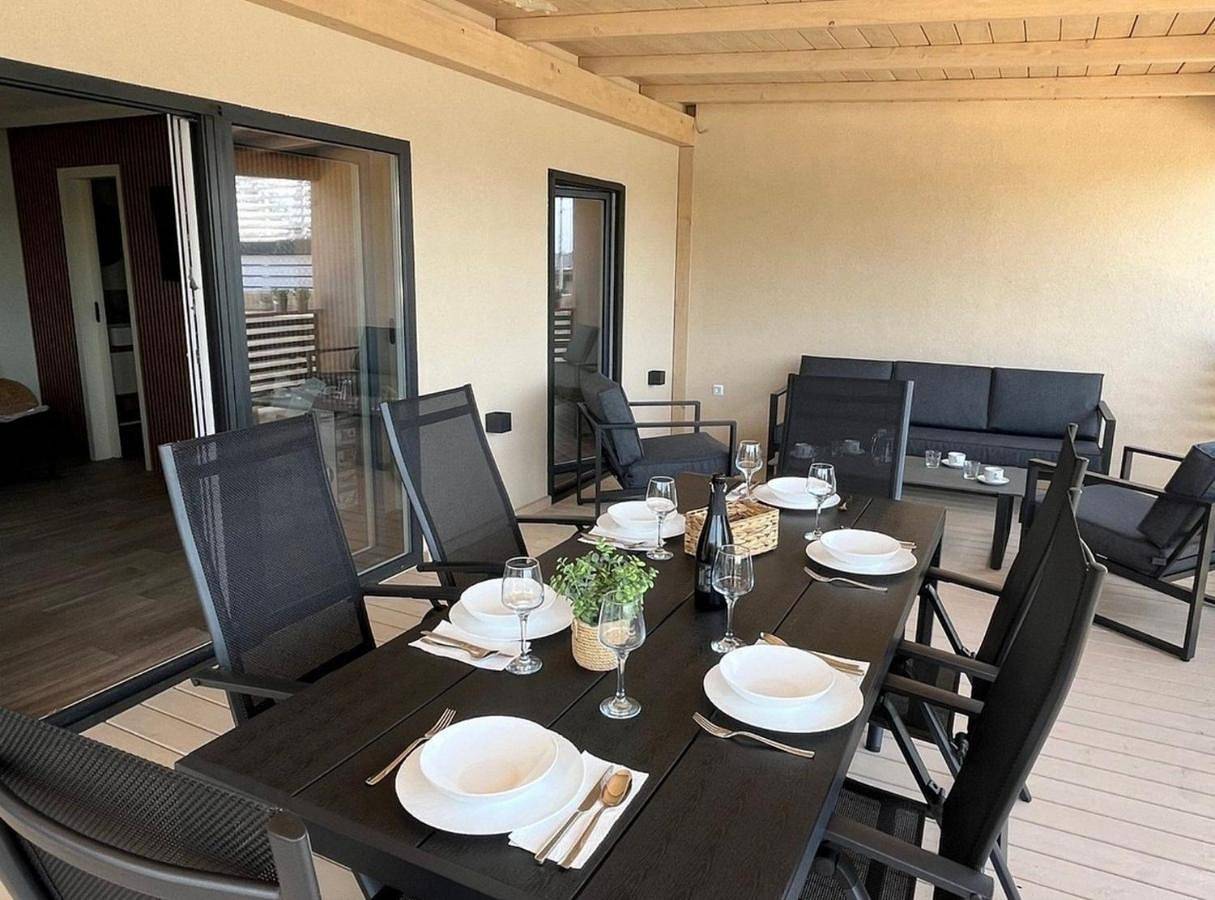Tranquil Tides Drage Mobile Home with Terrace and Sea View in Drage (Pakoštane), Zadar