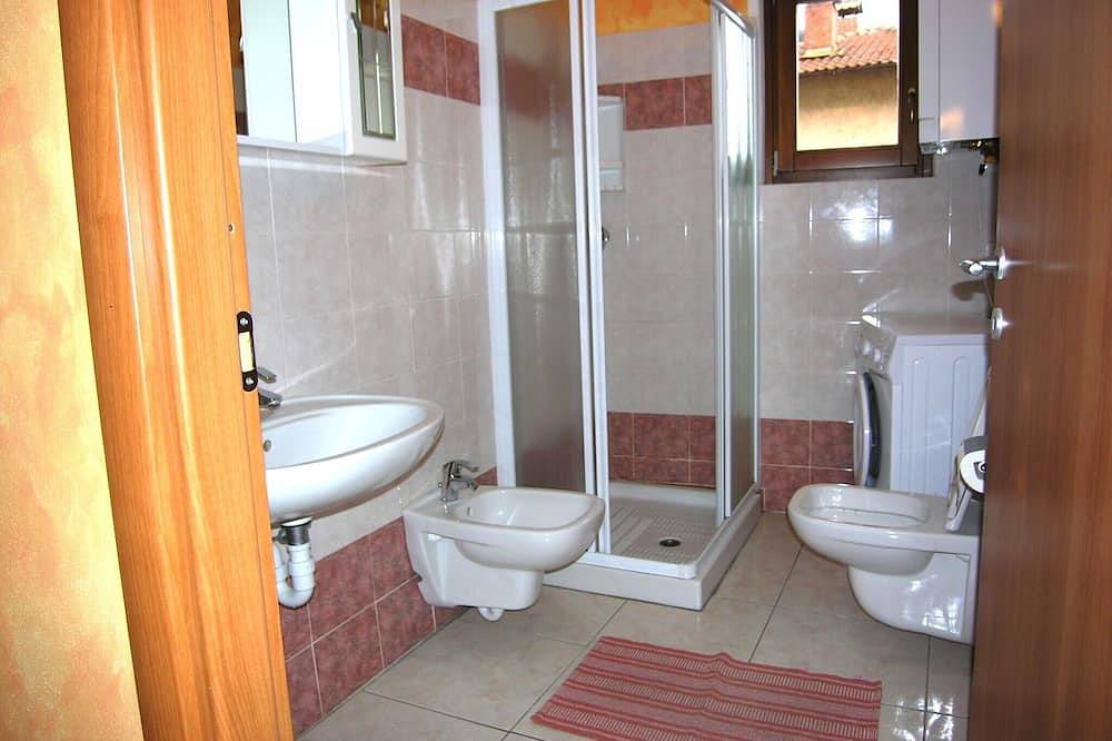 Ganze Wohnung, Haus Mary separate Wohnung mit Blick auf den See in Santa Maria Rezzonico, Comune di San Siro