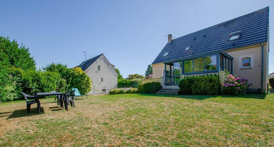 Les Lys in Saint-Julien-les-Villas, Aube
