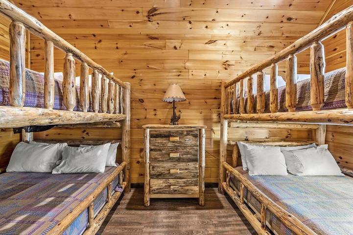 Vacation rental for 56 people, with pool and hot tub in Gatlinburg