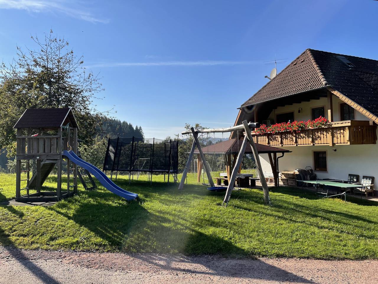 Ganze Wohnung, Ferienwohnung 'Morgenröte' mit Bergblick, Gemeinschaftsgarten und Wlan in Winden im Elztal, Südschwarzwald